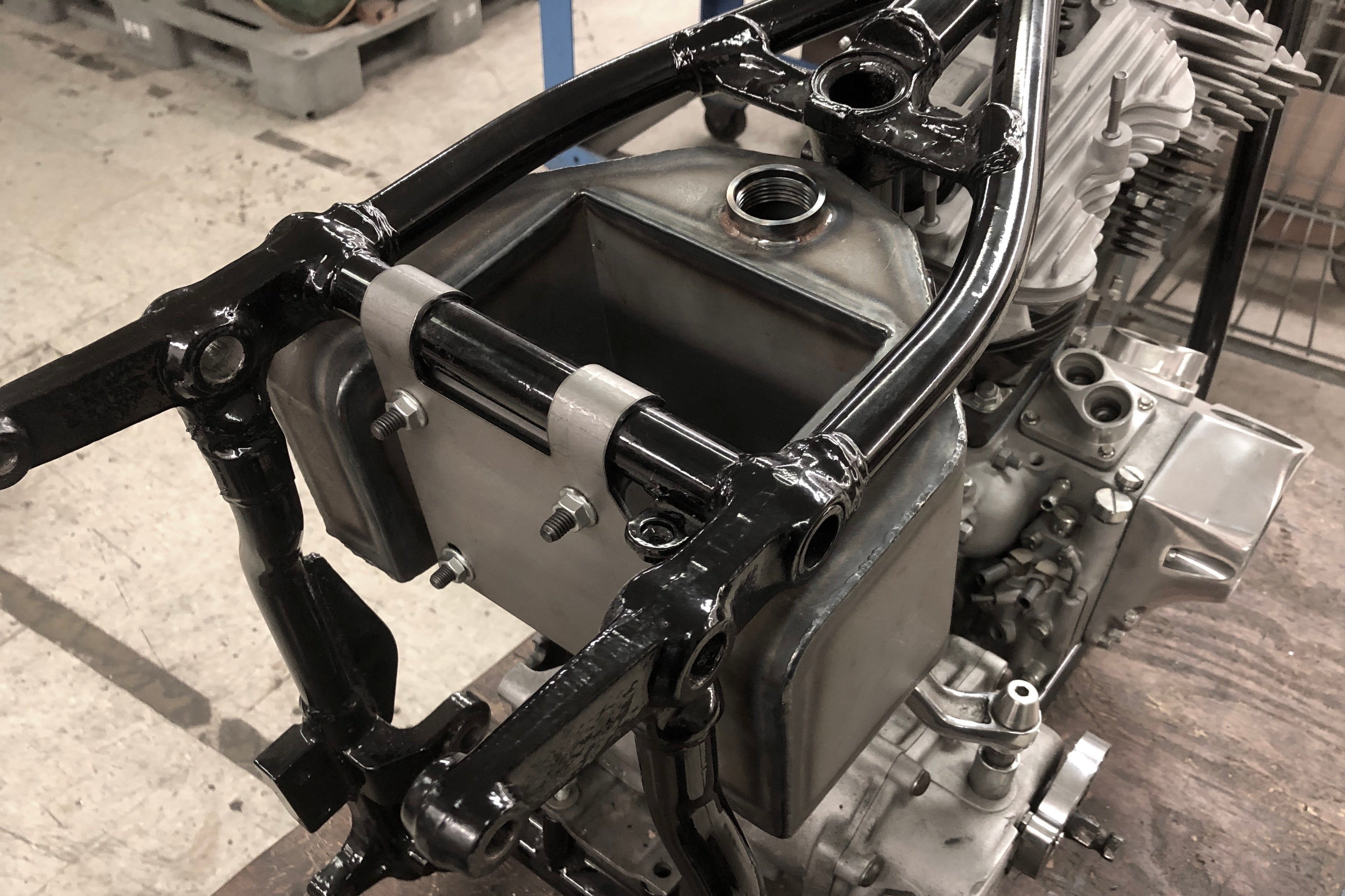 Bolt in Oil tank for Four Speed Swing Arm Frames – The Gasbox