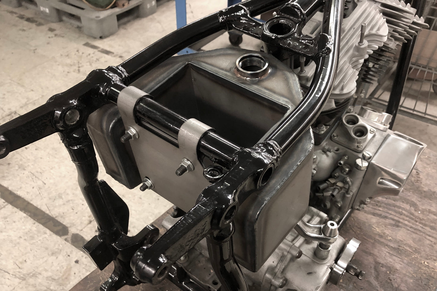 Bolt in Oil tank for Four Speed Swing Arm Frames